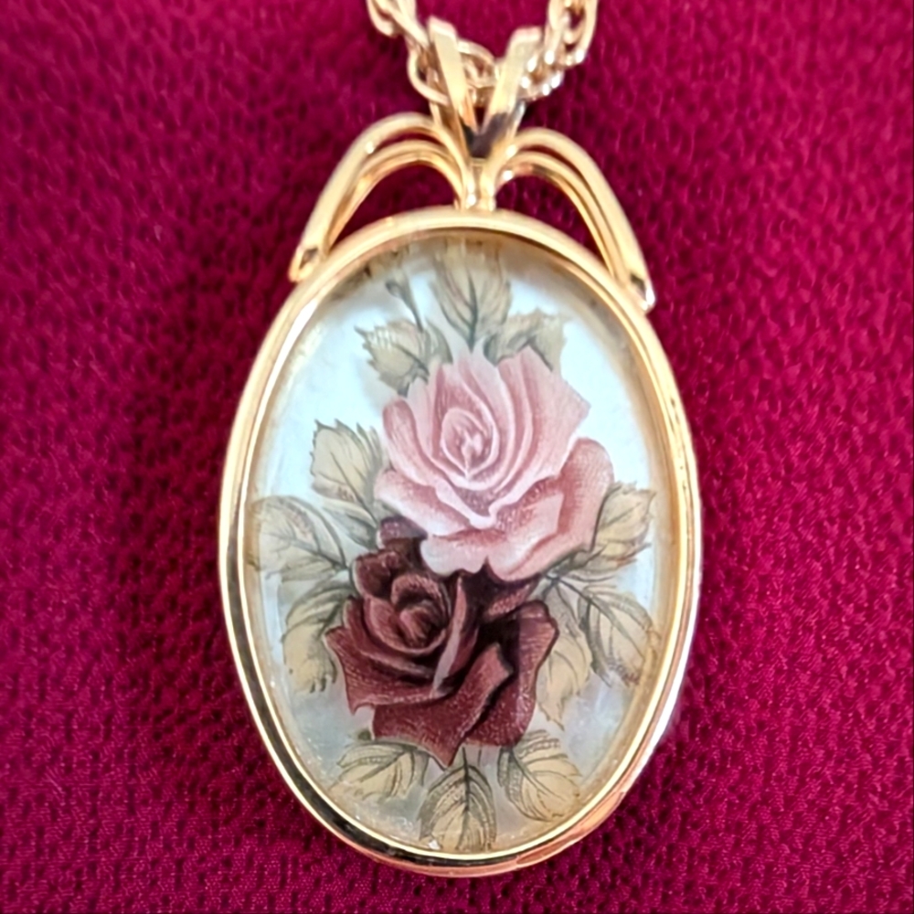 Elegant Gold Rose Pendant Necklace